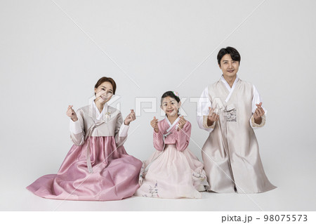 Korean family in Hanbok, isolated white background_sitting side by side with hand motion 98075573