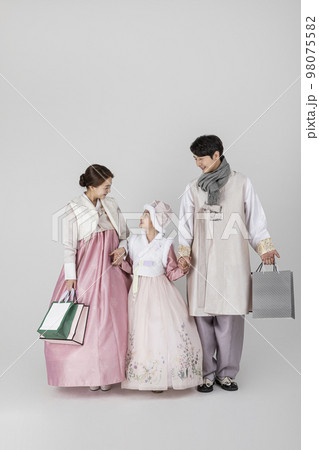 Korean family in Hanbok, isolated white background_holding a shopping bag Korean family in Hanbok, isolated white background_holding a shopping bag 98075582