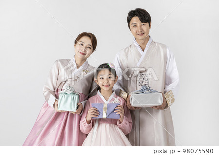 Korean family in Hanbok, isolated white background_holding a present and envenlope 98075590
