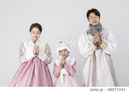 Korean family in Hanbok, isolated white background_making a wish 98075591