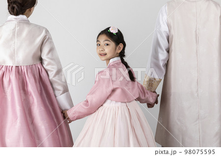 Korean family in Hanbok, isolated white background_turn around holding hands 98075595