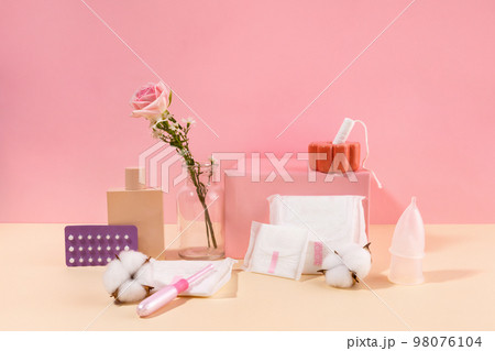 woman menstrual products_menstrual supplies 98076104