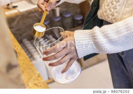 eco friendly habits hand gesture_refill powder detergent eco friendly habits hand gesture_refill powder detergent 98076202