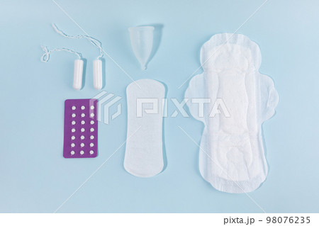 woman menstrual products_menstrual supplies 98076235