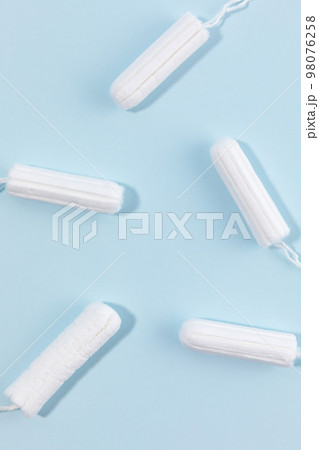 woman menstrual products_tampon 98076258