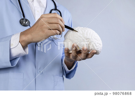 brain health and dementia series_explain holding brain miniature 98076868