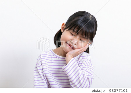 Asian Korean child suffering from toothache Asian Korean child suffering from toothache 98077101
