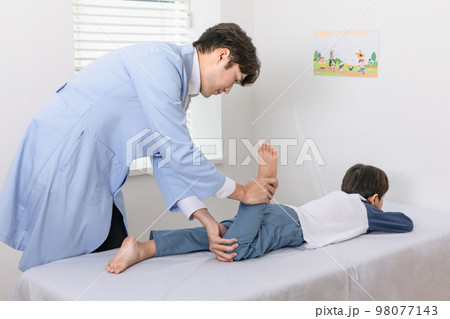korean asian child in doctor clinic hospital_growth counseling korean asian child in doctor clinic hospital_growth counseling 98077143