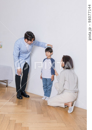 korean asian child in doctor clinic hospital_growth counseling korean asian child in doctor clinic hospital_growth counseling 98077144