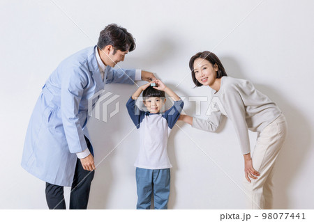 korean asian child in doctor clinic hospital_growth counseling korean asian child in doctor clinic hospital_growth counseling 98077441