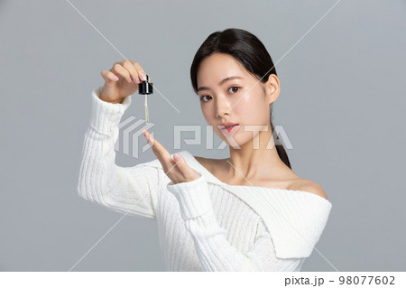 beautiful young Korean Asian woman portrait studio photo in winter skin beauty and cosmetics concept__apply an ample beautiful young Korean Asian woman portrait studio photo in winter skin beauty and cosmetics concept__apply an ample 98077602