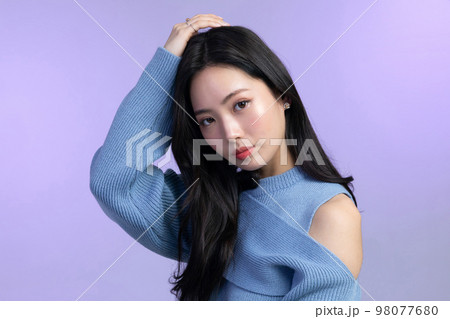 beautiful young Korean Asian woman portrait studio photo in winter skin beauty and cosmetics concept__resting face and hand motion 98077680