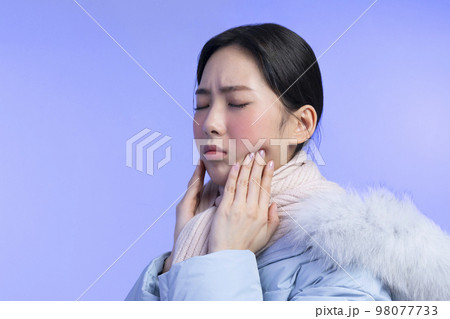 beautiful young Korean Asian woman portrait studio photo in winter skin beauty and cosmetics concept__worrying about face flush 98077733