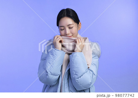 beautiful young Korean Asian woman portrait studio photo in winter skin beauty and cosmetics concept__wind one's neck with a muffler 98077742