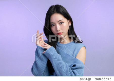 beautiful young Korean Asian woman portrait studio photo in winter skin beauty and cosmetics concept__resting face and hand motion 98077747