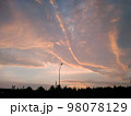 一本の電柱と夕暮れ時の空 98078129