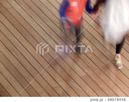 ウッドデッキを歩く親子(ぶれ) ウッドデッキを歩く親子(ぶれ) 98078448