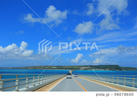 宮古島の伊良部大橋からの風景 98078600