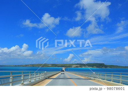 宮古島の伊良部大橋からの風景 98078601