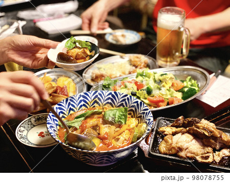 賑やかな食卓の手元イメージ 98078755