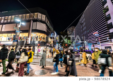 日本の横浜都市景観 成人の日…横浜駅前パルナードSTに向かう多くの…全国入院・療養中70万超に=9日 日本の横浜都市景観 成人の日…横浜駅前パルナードSTに向かう多くの…全国入院・療養中70万超に=9日 98078924