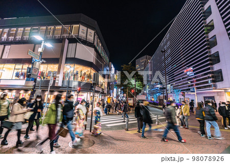 日本の東京都市景観 成人の日…横浜駅前パルナードST等には多くの…全国入院中や療養中70万超に＝9日 98078926