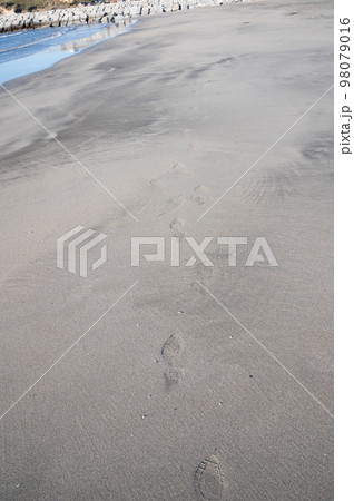 砂浜に残る靴跡 砂浜に残る靴跡 98079016