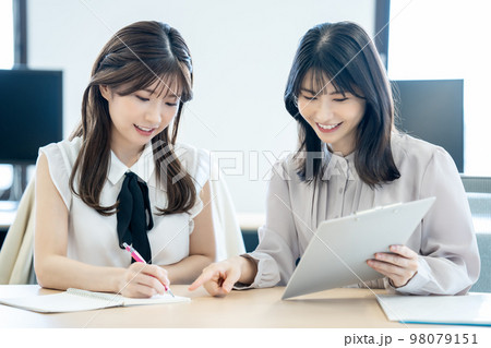 オフィスで打合せをする女性の上司と部下 オフィスで打合せをする女性の上司と部下 98079151