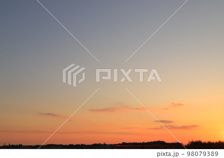 夕焼け空と夕焼け雲 夕焼け空と夕焼け雲 98079389