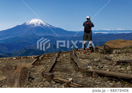 丹沢山地・塔ノ岳の山頂のハイカーと富士山の眺め 丹沢山地・塔ノ岳の山頂のハイカーと富士山の眺め 98079406
