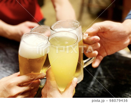 ジュースとビールで乾杯する4人の手元 98079436