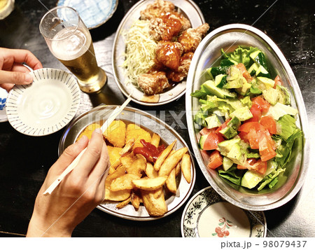 たくさんの料理を前に迷い箸をする手元 98079437