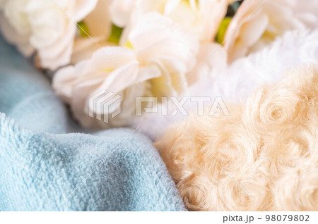 温かいふわふわの生地と花 98079802