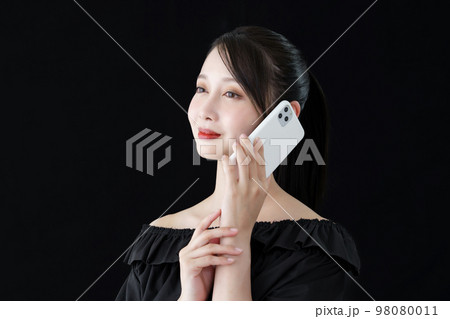 スマートフォンで通話する女性  98080011