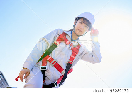 フルハーネスを着用した女性作業員　高所作業　建設現場　イメージ 98080179