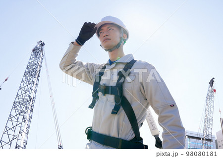 フルハーネスを着用した男性作業員　高所作業　建設現場　イメージ 98080181