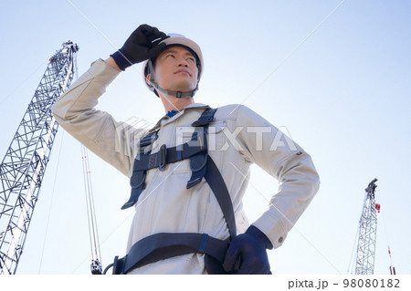 フルハーネスを着用した男性作業員　高所作業　建設現場　イメージ 98080182
