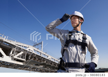 フルハーネスを着用した男性作業員　高所作業　建設現場　イメージ 98080183