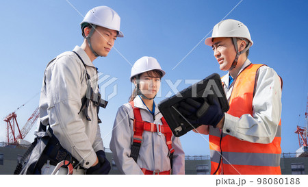 工事現場で打ち合わせをする作業員 土木 建設現場 イメージ 工事現場で打ち合わせをする作業員 土木 建設現場 イメージ 98080188