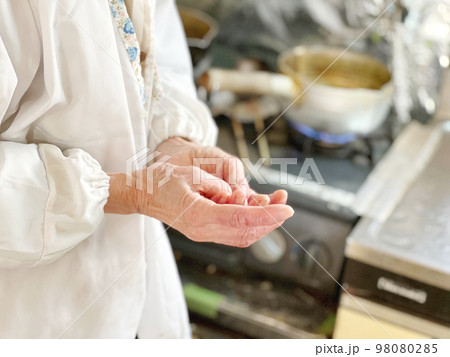 台所で手をさする高齢女性 台所で手をさする高齢女性 98080285