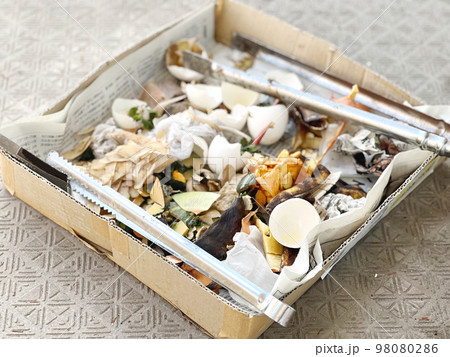 段ボール箱に入ったたくさんの生ごみ 98080286
