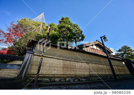 青空が広がる初冬の金沢長町武家屋敷跡 98080336