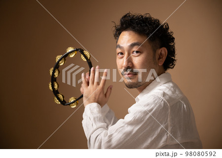 謎のタンバリン演奏者のイメージ 98080592