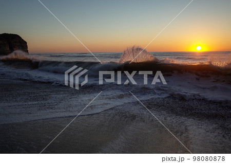 朝のビーチ 98080878