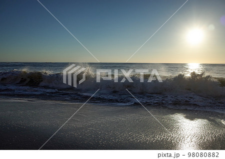 朝のビーチ 98080882