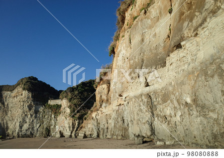 断崖絶壁の砂浜 断崖絶壁の砂浜 98080888