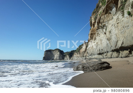 断崖絶壁の砂浜 断崖絶壁の砂浜 98080896