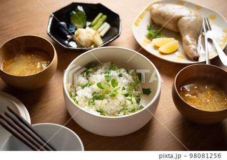 チキンのコンフィと七草ごはんの食卓 チキンのコンフィと七草ごはんの食卓 98081256