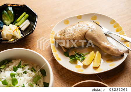 チキンのコンフィと七草ごはんの食卓 98081261