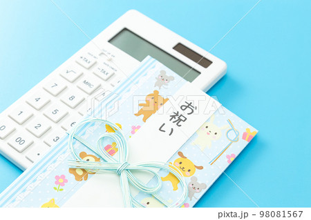 祝儀袋と電卓　水色背景 98081567